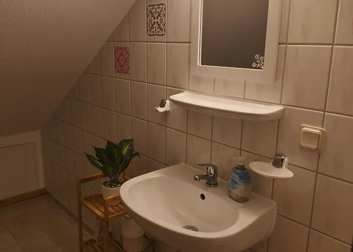 Gemuetliche, Ruhige Dachwohnung In Fuer Bis Zu 4 Personen דירה *