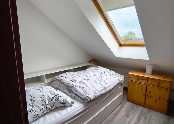 Gemuetliche, Ruhige Dachwohnung In Fuer Bis Zu 4 Personen דירה Lutow